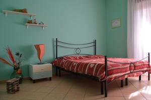 - une chambre avec un lit et une couette rouge dans l'établissement Enzo's Homestay, à Gaggi
