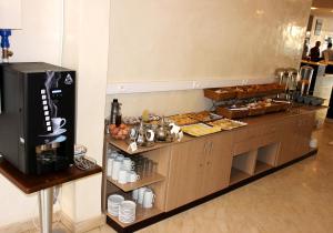 een buffet lijn met veel verschillende soorten eten bij Résidence Hotelière Fleurie in Agadir