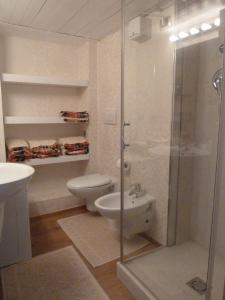 Ванная комната в Casa Archi - Balcone sul Fiume