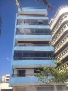 un edificio alto azul con muchas ventanas en Cobertura frente ao mar Meia Praia -Itapema -SC, en Itapema