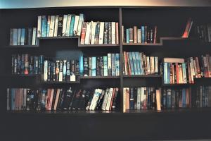 a book shelf filled with lots of books at Hoztel Jaipur in Jaipur