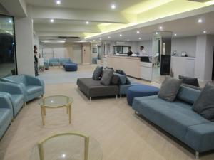 salon z niebieskimi kanapami i blatem w obiekcie Suvarnabhumi Oriental Resort w Lat Krabang
