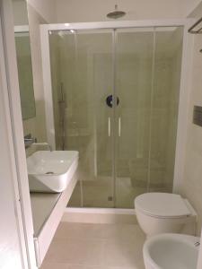 ローマにあるsan cosimato suiteのバスルーム(シャワー、トイレ、シンク付)