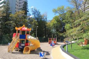 un parque infantil con tobogán en Апартаменты в Королевском парке, en Sochi