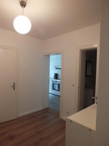 una sala de estar vacía con cocina y pasillo en Apartment am Blücher, en Kiel