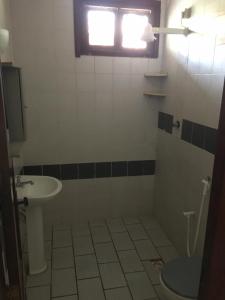 een badkamer met een wastafel en een toilet en een raam bij Pousada Casa do Josef in Canoa Quebrada +31 foto's