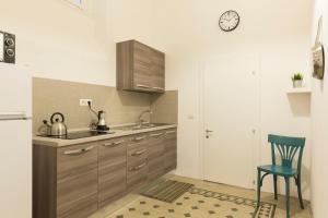 kuchnia ze zlewem, stołem i krzesłem w obiekcie Central Apartment Navona Square w Rzymie
