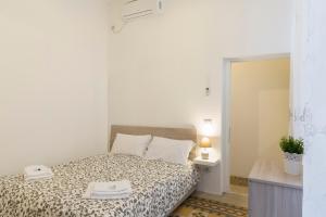 - une chambre avec un lit, une table et un miroir dans l'établissement Central Apartment Navona Square, à Rome