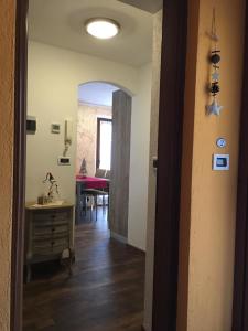 um corredor com um quarto com uma mesa e uma porta em La Maison de Pagan Alloggio ad uso turistico VDA CHARVENSOD n 0021 em Aosta