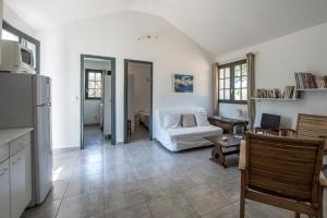 ein Wohnzimmer mit Sofa und Tisch in der Unterkunft Les jardins de Foata in Barbaggio