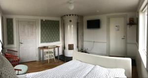 TV a/nebo společenská místnost v ubytování Mamma Carinas Pensionat B&B