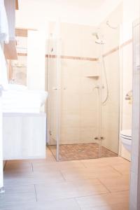 un bagno con doccia e lavandino di Appartement Therese ad Aich Altre 13 foto