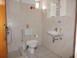 uma casa de banho com um WC e um lavatório em Τripoli-Αpartments-Rooms-Stay em Trípoli