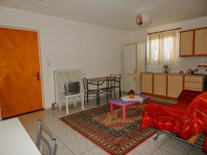 uma sala de estar com um sofá, uma mesa e uma cozinha em Τripoli-Αpartments-Rooms-Stay em Trípoli