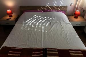 Posteľ alebo postele v izbe v ubytovaní Apartmani Borko