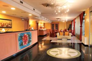eine Lobby eines Hotels mit Warteraum in der Unterkunft Hotel Residence Montelago in Ternate