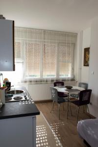 Kuchyňa alebo kuchynka v ubytovaní Apartmani Borko