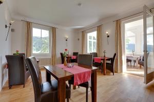 - une salle à manger avec une table et des chaises dans l'établissement Hotel La Quinta - adults only, à Todtmoos