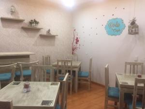 Restoran või mõni muu söögikoht majutusasutuses Hotel Caluva