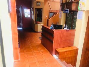 Un vestíbulo con caja registradora y un pasillo. en Hostal Pachamama Lodge, en Cuenca