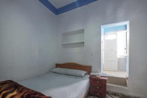 a bedroom with a bed and a window at Hostal La Joya in Chefchaouene