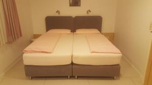 Llit o llits en una habitació de Hotel-Restaurant Ratsstube