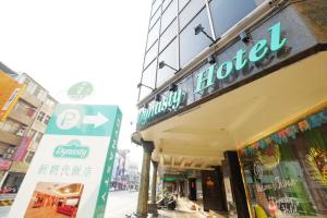 Dynasty Hotel في تاى نان: محل في شارع فيه لافته امامه