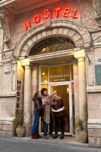 een groep mensen die voor een winkel staan bij Jerusalem Hostel in Jeruzalem