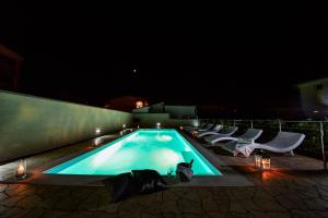 Basen w obiekcie Sunset Deluxe Villa lub w pobliżu