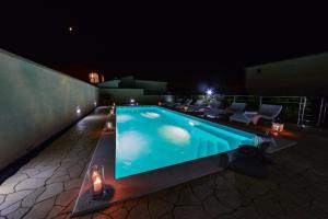 Basen w obiekcie Sunset Deluxe Villa lub w pobliżu
