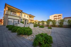 dziedziniec domu z budynkiem w obiekcie Sunset Deluxe Villa w mieście Vir