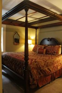 Postel nebo postele na pokoji v ubytování Jailer's Inn