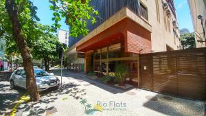 a car parked in front of a building at Apart Hotel Leblon Ocean in Rio de Janeiro
