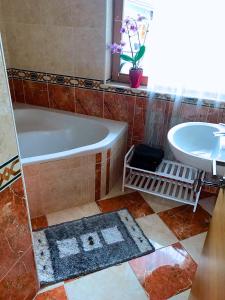 un baño con bañera y lavabo en Mountain View, en Längenfeld