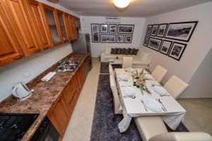 Kuchnia lub aneks kuchenny w obiekcie Sunset Deluxe Villa