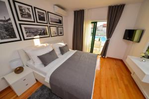 Łóżko lub łóżka w pokoju w obiekcie Sunset Deluxe Villa
