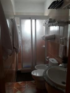 y baño con aseo, lavabo y ducha. en Casa Maye, en La Cisnera