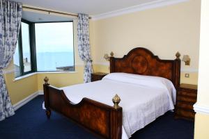 Letto o letti in una camera di Reddans of Bettystown Luxury Bed & Breakfast, Restaurant and Bar