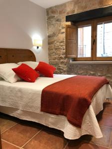 A bed or beds in a room at Cal Triquell