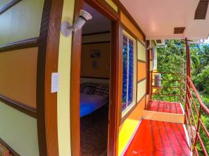 Una habitación con balcón y una cama dentro. en Mango House Apartments, en Panglao