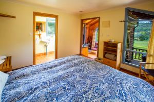 
A bed or beds in a room at Wisteria Cottage
