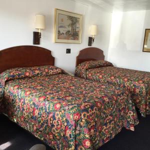 Llit o llits en una habitació de Valley Motel Pittsburgh