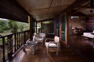 - un balcon d'une maison avec des chaises et une table dans l'établissement Bambuh Boutique Homestay, à Ban Den