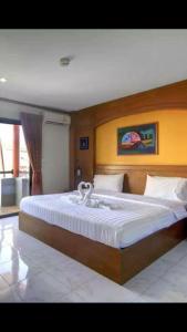 Ein Bett oder Betten in einem Zimmer der Unterkunft Baantonkhaokata Hotel