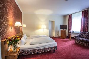 Waldsee Hotel am Wirchensee tesisinde bir odada yatak veya yataklar