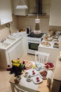 una cocina con una mesa con comida. en Casa Sgarzìn, en Lucrezia
