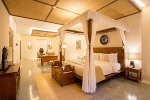 um quarto com uma cama de dossel em Visesa Ubud Resort em Ubud