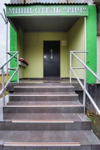 wejście do budynku ze schodami i drzwiami w obiekcie Hotel Rich w mieście Wnukowo