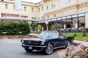 ein schwarzes Auto, das vor einem Gebäude parkt in der Unterkunft Parkhotel Krone in Bensheim