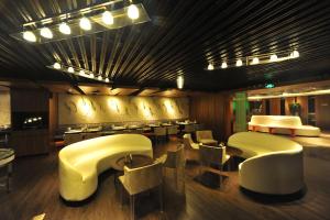 Lounge atau bar di 重庆江北观音桥高悦酒店地铁站店